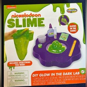 Nickelodeon Slime DIY Glow in the Dark Lab NEW